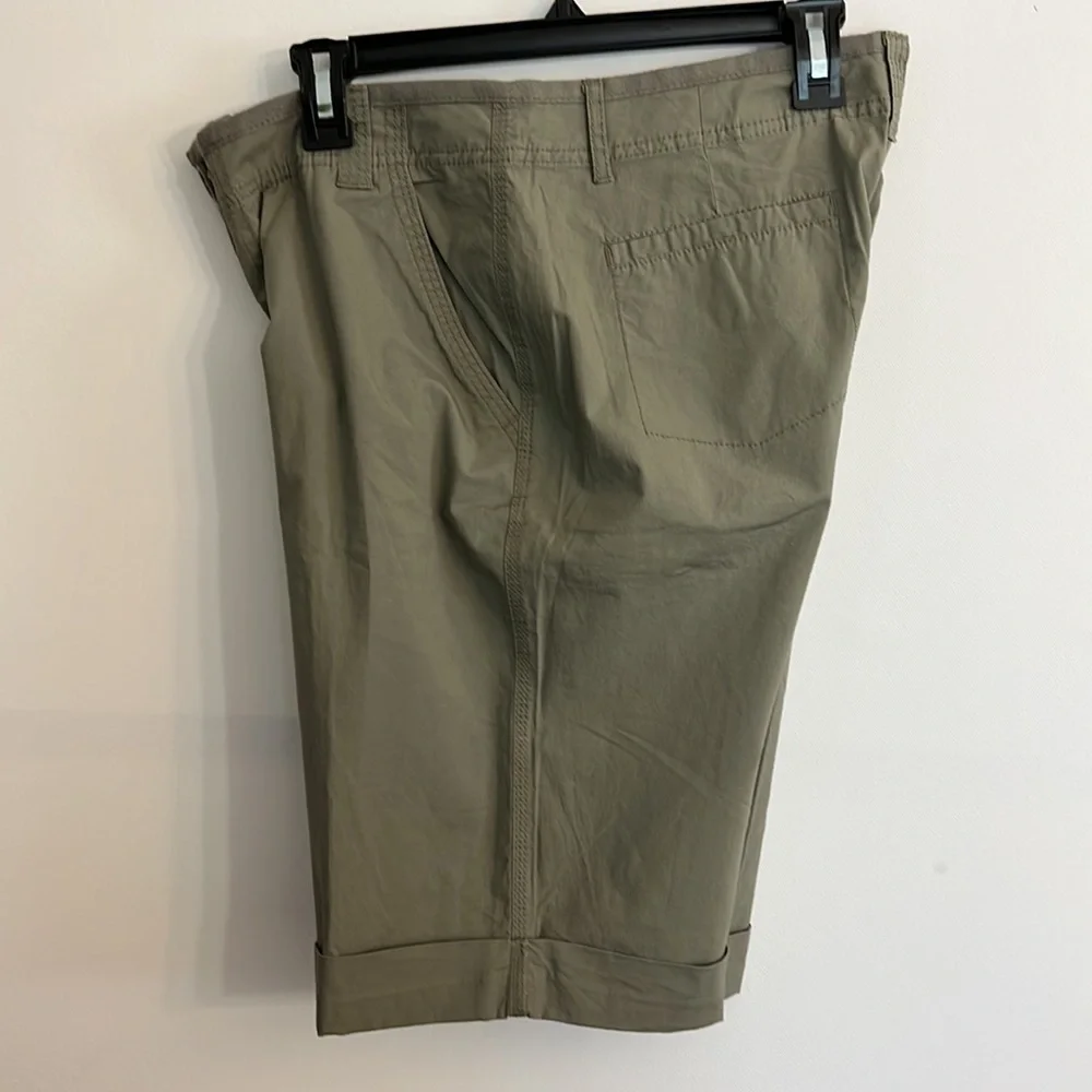 Dkny cotton blend Bermuda/Cargo shorts NWT size 10 green color